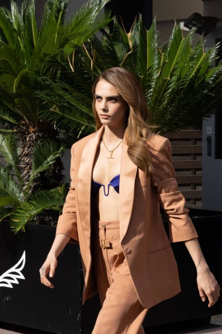 who is cara delevingne dating mexico