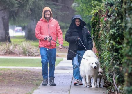 Natalie Portman – With Benjamin Millepied out for a hike at Griffith