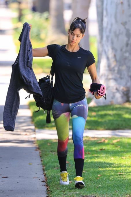 Sofia Boutella – Shows her abs after pilates session in Los Angeles -  FamousFix.com post