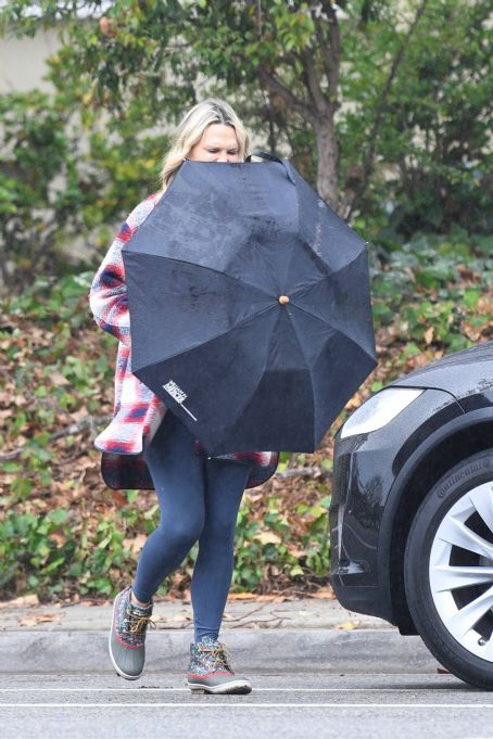 Molly Sims – Runs some errands on a rainy day in Santa Monica | Molly