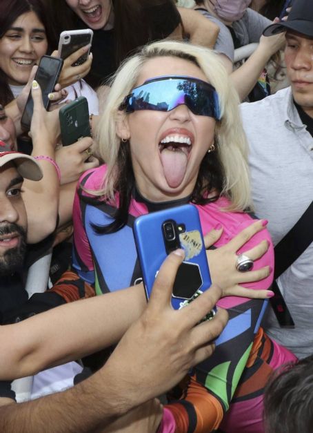 Miley Cyrus – Greets her fans in Buenos Aires