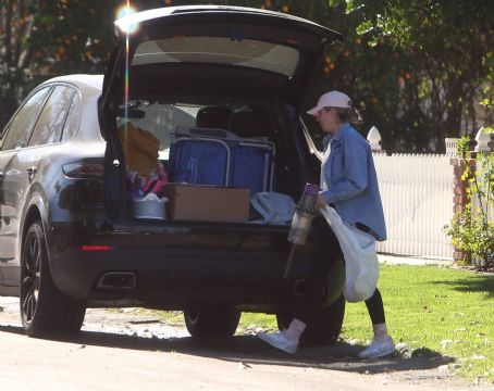 Christina Perri – Packs her car with luggage in Los Angeles