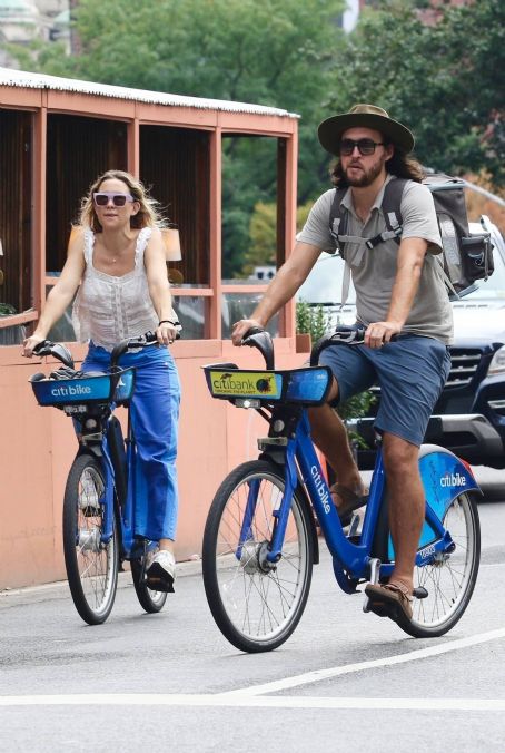 Kate Hudson – With partner Danny Fujikawa go for a CitiBike ride