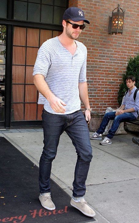 Liam Hemsworth: Errand Boy In NYC