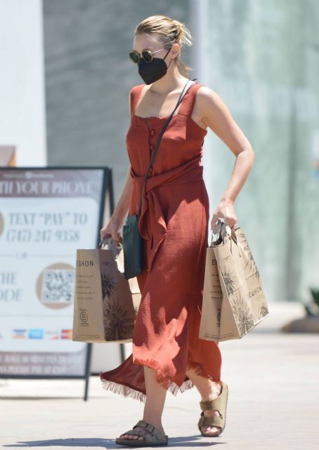 Elizabeth Olsen – Shopping for groceries at Erewhon Market in Los