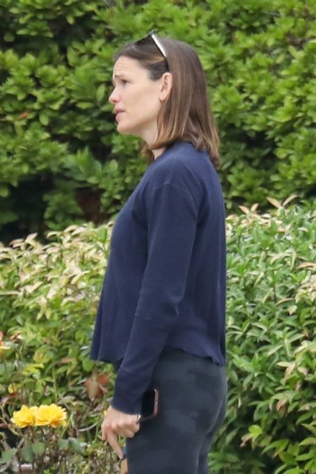 Jennifer Garner – Enjoying her coffee with friends in Santa Monica