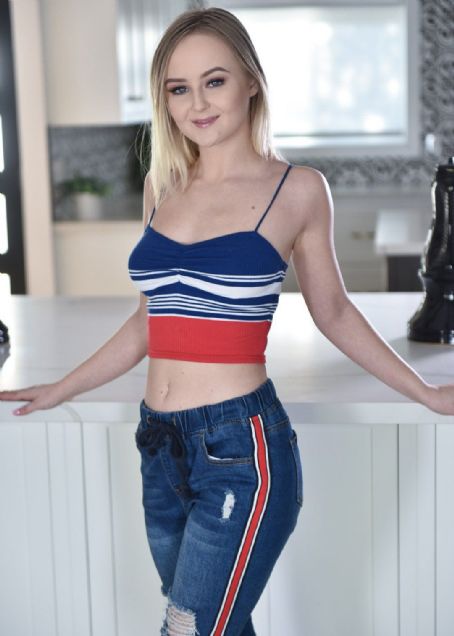 Natalia Queen - FamousFix