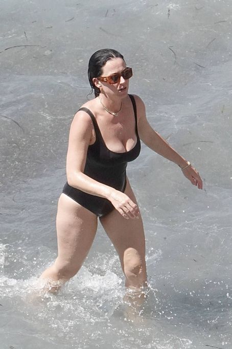 Katy Perry – Spotted in a black swimsuit while on vacation on Positano