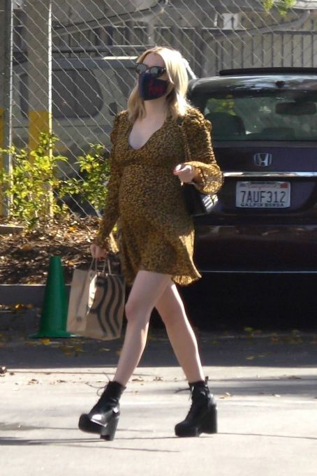 Pregnant Emma Roberts Out For A Starbucks Famousfix