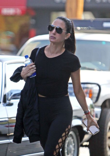 nikki bella shows off her fit physique in black athleisure ensemble while  visiting a salon in beverly hills, los angeles-210619_14