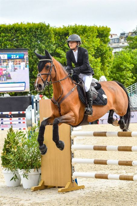 Mary Kate Olsen 2022 edition of the Longines Paris Eiffel