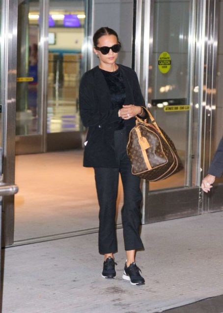 Alicia Vikander Jfk Airport October 31, 2017  Suits for women, Fashion,  Suits and sneakers