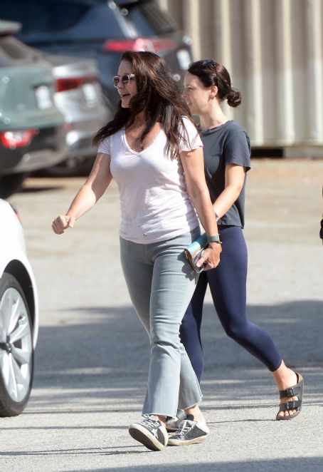 Kristin Davis – Running errands in Los Angeles