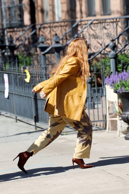 Blake Lively – With Justin Baldoni On set for ‘It Ends With Us’ in Hoboken – New Jersey