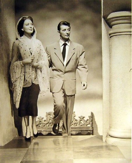 Robert Mitchum and Linda Darnell