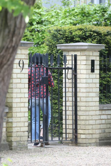 Sadie Frost – Heads to Jude Law’s house in London