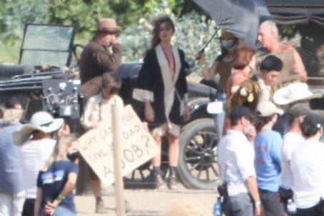 Margot Robbie – Seen on the ‘Babylon’ set in Los Angeles | Margot