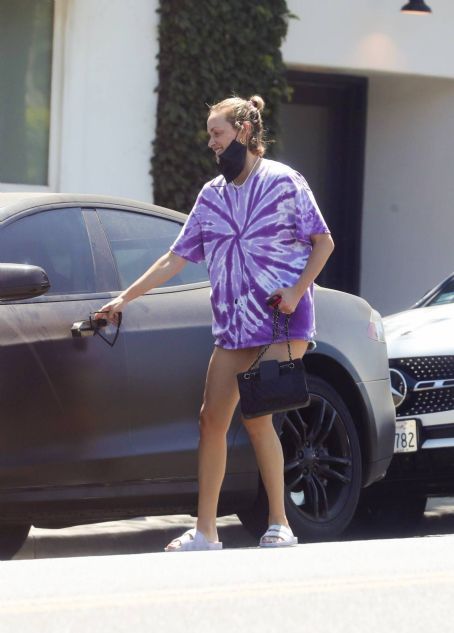 Amber Valletta – In an oversized tie-dye tee while out in Los Angeles