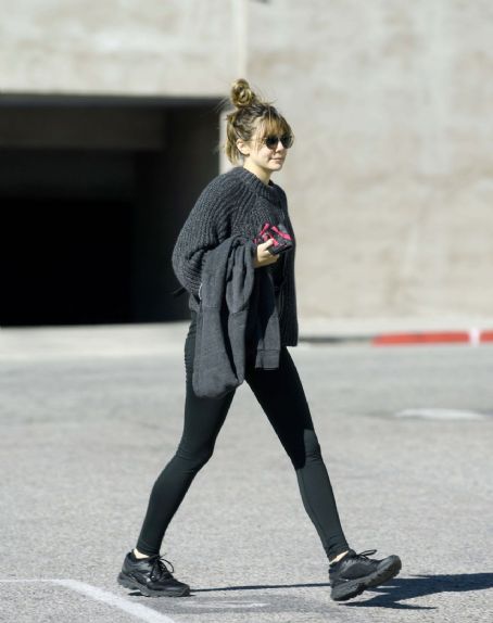 Elizabeth Olsen in Tights – Out in LA 02/26/2019 | Elizabeth Olsen