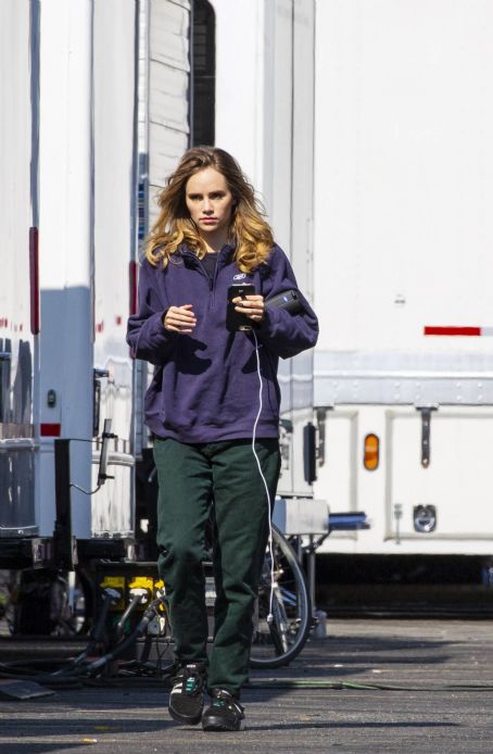 Suki Waterhouse – On the set of ‘Daisy Jones and the Six’ in New Orleans