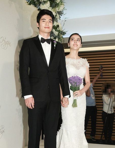 Sung-Yueng Ki and Hye-jin Han - FamousFix