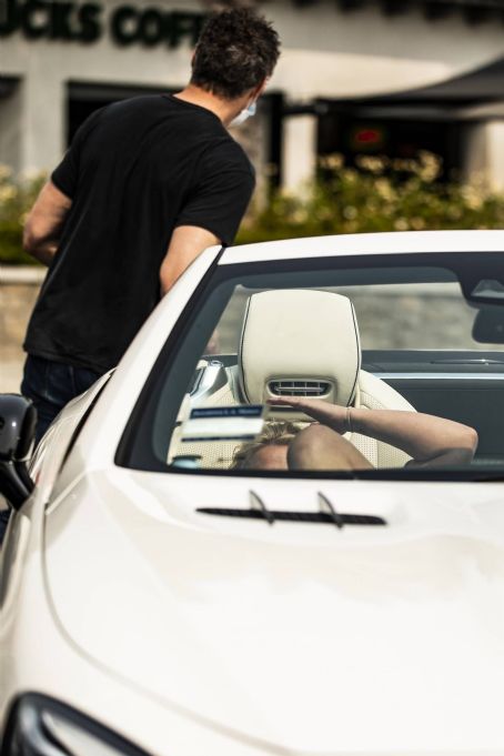 Britney Spears – Wears cat mask while out for cruising in Calabasas