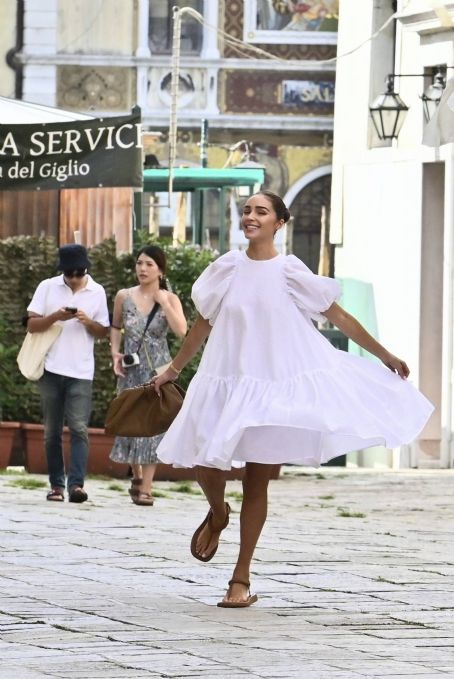 Olivia Culpo – Steps out in Venice