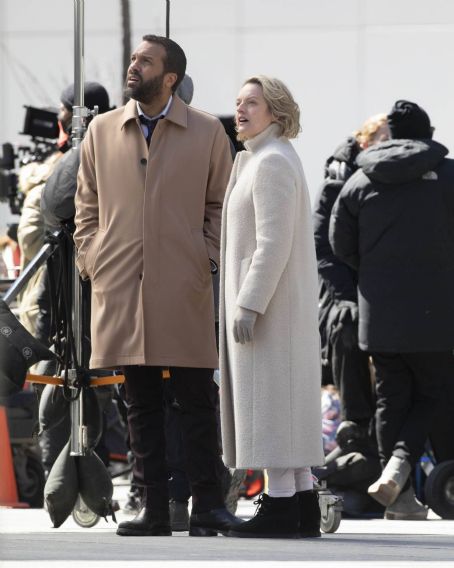 Elisabeth Moss – Filming Handmaid’s Tale in Toronto - FamousFix