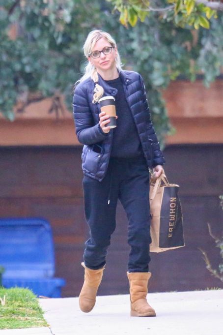 Anna Faris – Returns from a grocery run in the Palisades
