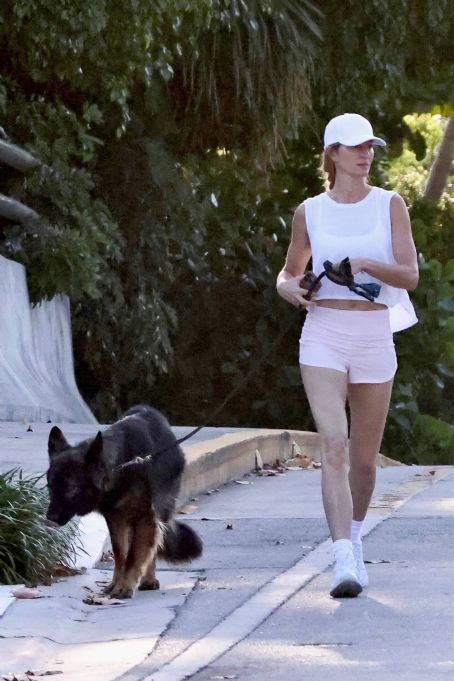 Gisele Bundchen – Enjoys a morning walk with her dog in Miami Beach ...