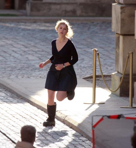 Rosamund Pike - Set of the TV pilot The Tower, 2008-04-14 - FamousFix