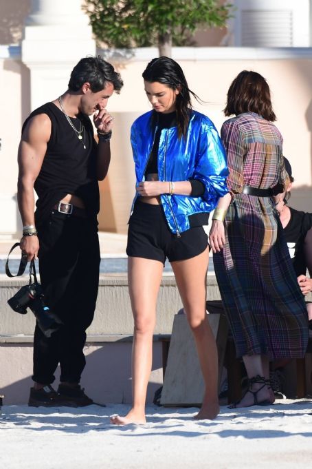 Kendall Jenner – photoshoot candids in St Tropez