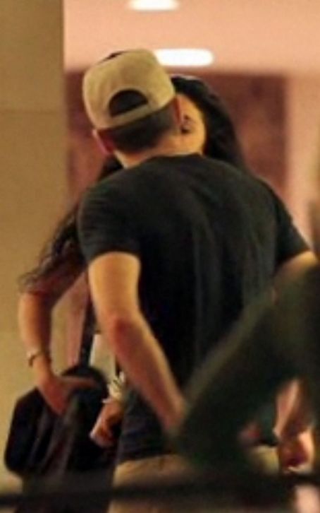 Zac Efron And Vanessa Anne Hudgens Dating Gossip News Photos