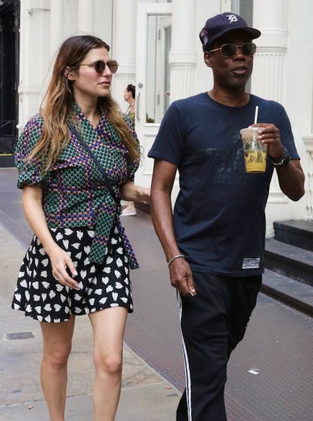 Lake Bell – Shopping around Manhattan’s Soho area