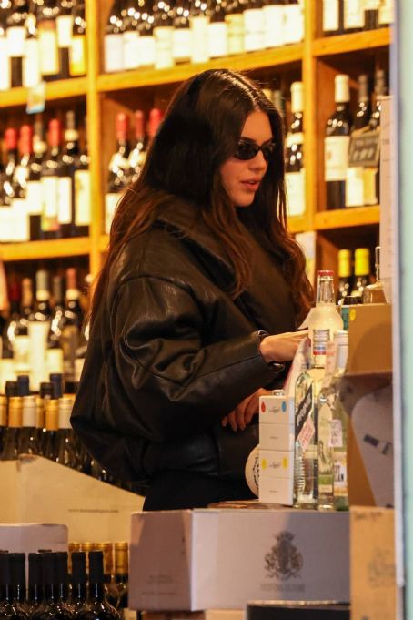 Kendall Jenner – Steps out for a coffe in Aspen - FamousFix.com post