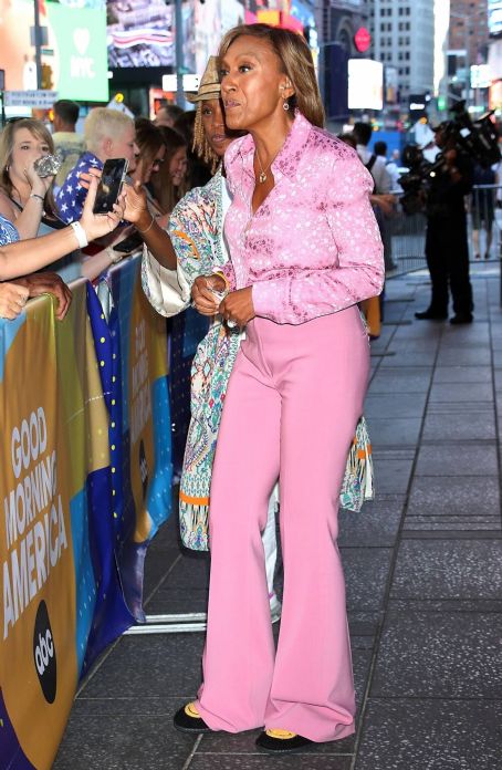 Robin Roberts – Cast and Crew on the set of Good Morning America in New York
