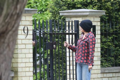Sadie Frost – Heads to Jude Law’s house in London