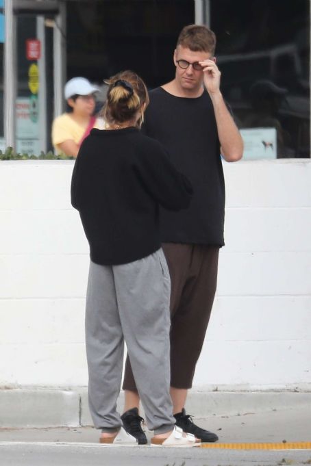 Emma Watson – Seen with a friend at Superba Cafe in Venice | Emma