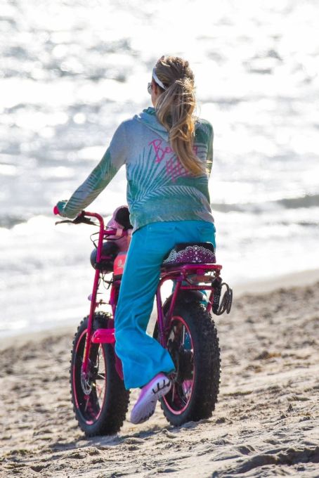 Paris Hilton – Goes for a cruise along the Malibu sands, Malibu