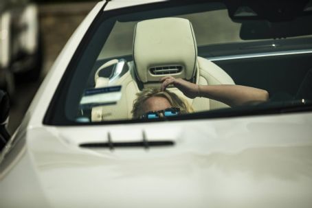 Britney Spears – Wears cat mask while out for cruising in Calabasas