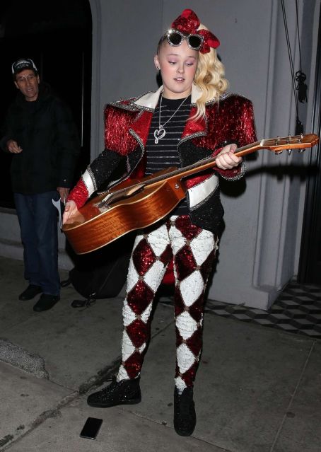 Jojo Siwa in extravagant outfit to dinner at Craigs in West Hollywood