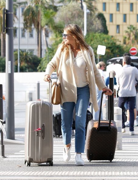 Elizabeth Hurley – Arrives at Nice Airport