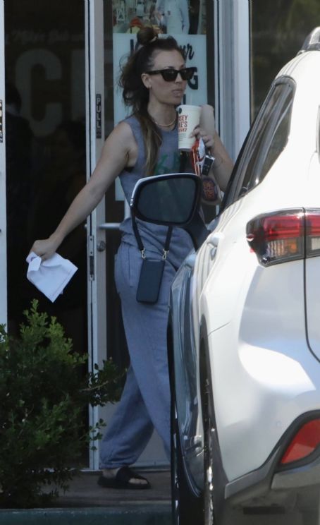 Kaley Cuoco – Photographed grocery shopping at Vons in Calabasas