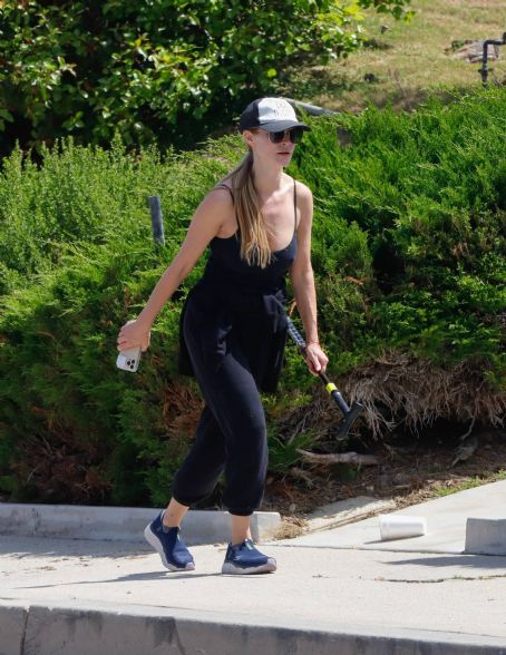 Joanna Krupa – Steps out for a walk in Los Angeles