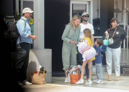 Jennifer Aniston – Jason Bateman, Jimmy Kimmel return from a vacation in The Bahamas