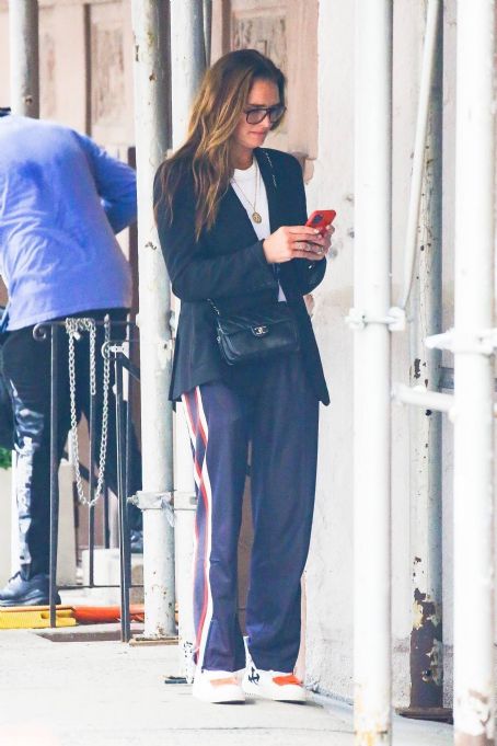 Brooke Shields – Chatting on her phone in New York - FamousFix.com post