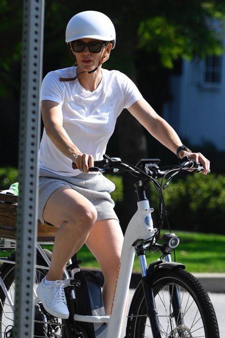 Jennifer Garner – Pictured ridding the bicycle in Los Angeles
