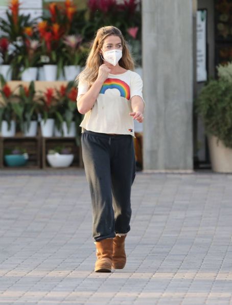 Denise Richards – Shopping at Whole Foods in Malibu - FamousFix