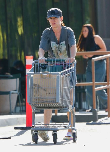 Juliette Lewis – Shopping canids at Erewhon Organic Grocers in Los Angeles