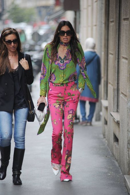 Elisabetta Gregoraci – Steps Out for lunch in Milan | Elisabetta